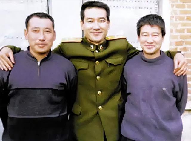 03年翟志刚结束任务后回家，却发现母亲已去世，在遗像前长跪不起