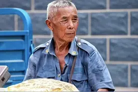 78岁爷爷独自抚养孙子13年，高考620分，孙子下跪感谢时众人泪目图片