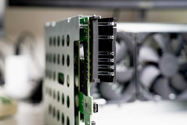 新品首发拆解丨不再躺平的高颜值NAS威联通Qu805