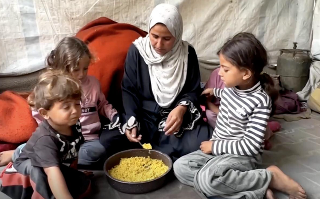 加沙人烧垃圾做饭，停火期救援仍受阻，过冬物资被卡关口