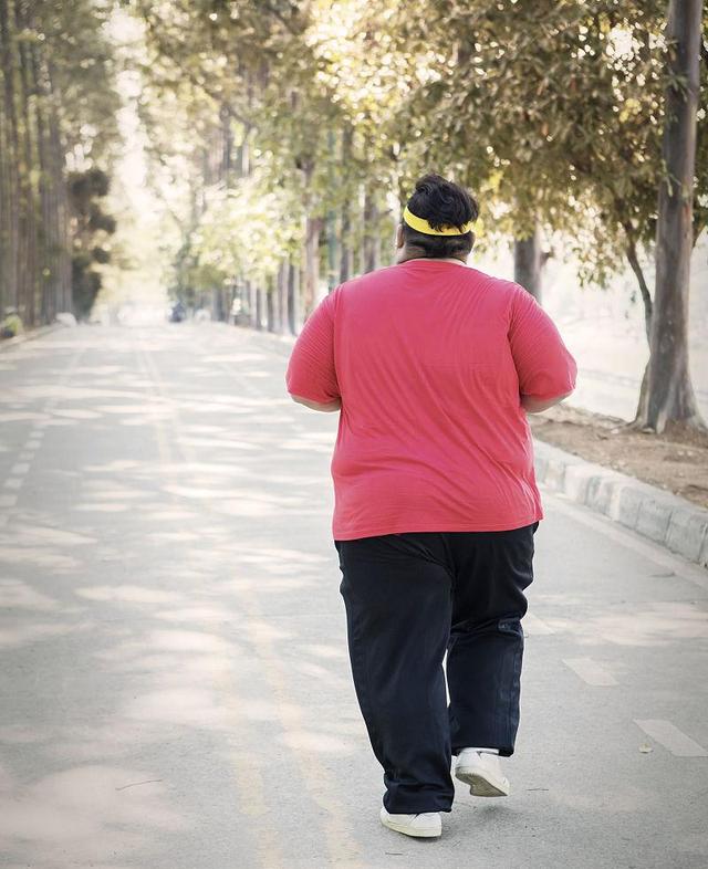 每天坚持跑5公里，饮食不变，一个月能瘦多少斤？不妨简单算一下