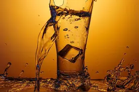 玻璃明明是1700℃高温烧制的，为什么再次加热，就可能会碎掉呢？图片