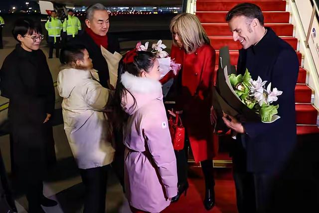 72岁法国第一夫人刚抵达北京就把人美翻！红色大衣配戴妃包	，好美