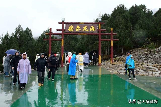天祝冰沟河景区：秋色引客来 云海添韵味​