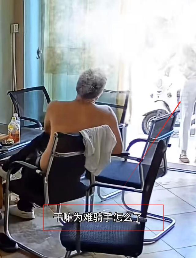 闹大了！女子为一碗面踢烂店主的门，被带走时哭了，店主拒不和解