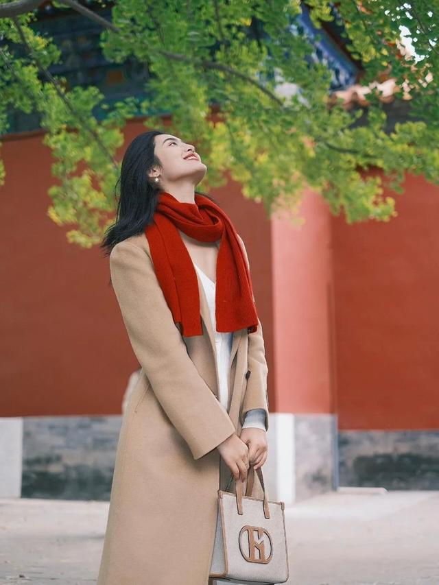 卡其色呢子大衣长裙气质