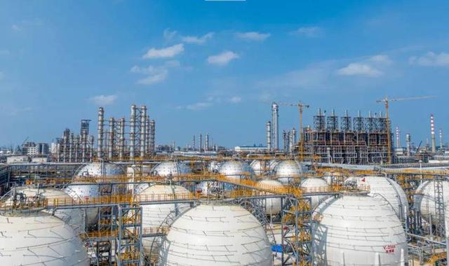 特朗普宣布，委内瑞拉出口中国石油加价2美元，中方：一桶也不买