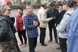 乌鲁木齐粮校打零工农民工：今天下雨没活干有是饿肚子的一天图片