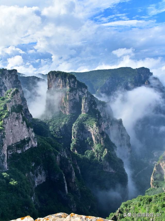 欧亚张家凹的奇峰和云海