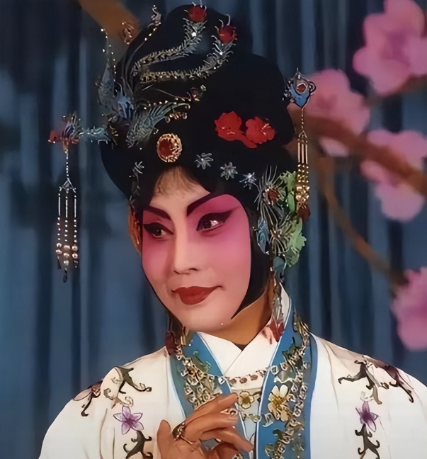 吃里爬外，永不回国？她带领30名演员选择留美，如今年过花甲归来