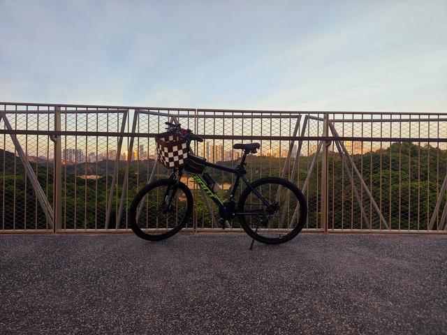 西丽湖国际科教城绿道，看霞飞满天，如梦似幻！长岭陂地铁C口