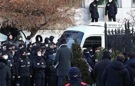 韩警务厅三招瓦解总统卫队，尹锡悦走投无路提出最后一个要求