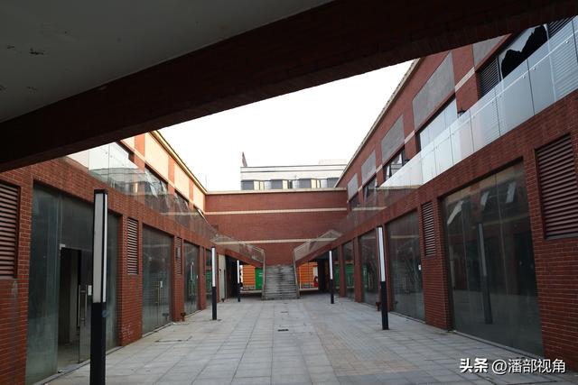 无锡记忆：2014.12，新区城际站的站前商贸街，建完不久就拆除了