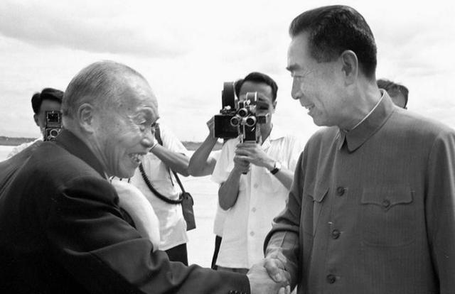 65年李宗仁携妻回国，当众向毛主席索要副国级职位，主席4字回应