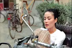 1997年北京西单28岁的王菲旧照，那时的她原名叫王靖雯。图片