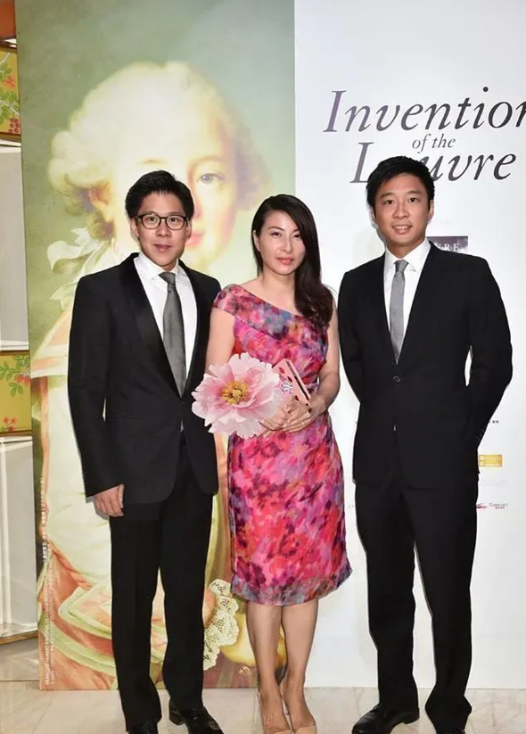 霍启山新恋情曝光不到1天，女方身份被扒光，整个霍家坐不住了！