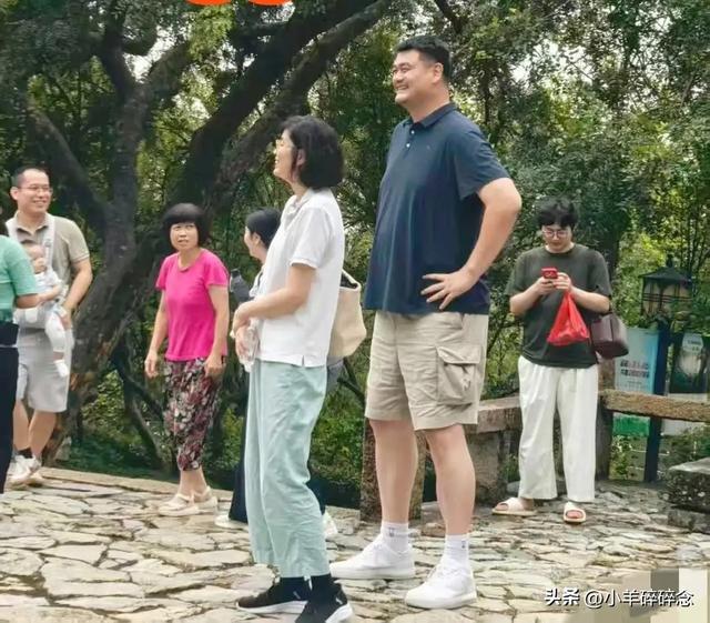 不止身高！姚明女儿连走路姿势都完美继承，苏州老家同框太吸睛