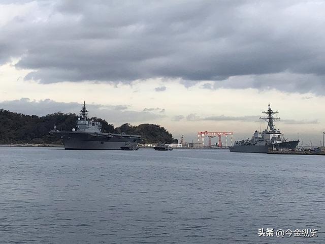 日本准航母吓破胆掉头！辽宁舰发威，055大驱“贴身”紧盯美航母