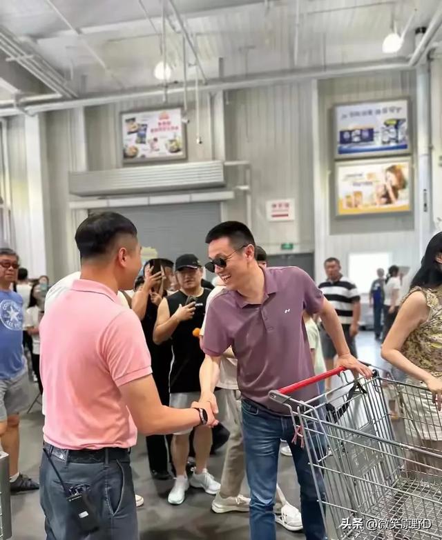 网友超市偶遇李斌夫妇！CEO零架子握手拍照，妻子侧颜美上热搜