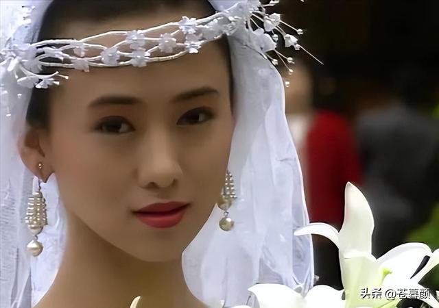 她出身清华大学，因拍三级片与父母决裂，如今再不让女儿进娱乐圈
