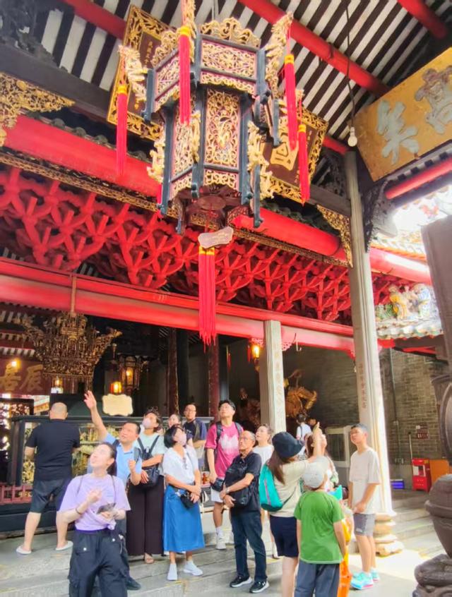 国庆中秋长假首日：祖庙狮舞粤韵引客潮，公园清幽享闲情｜双节同庆趣游佛山