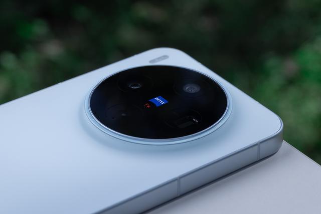 一抹自在蓝 温润如丝绒 vivo X300真机图赏