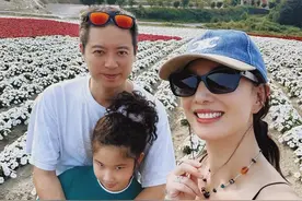 郑希怡晒一家三口出游照，身穿黑色吊带尽显曼妙好身材！图片