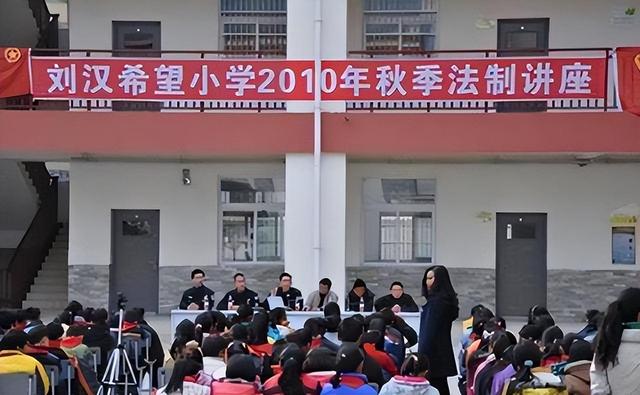 2015年四川刘汉被判死刑，押到火葬场抬进执行车，离开时神情恍惚