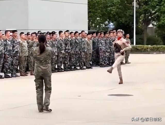 93受阅女兵参加婚礼被骂惨！网友：穿这套衣服去是几个意思？