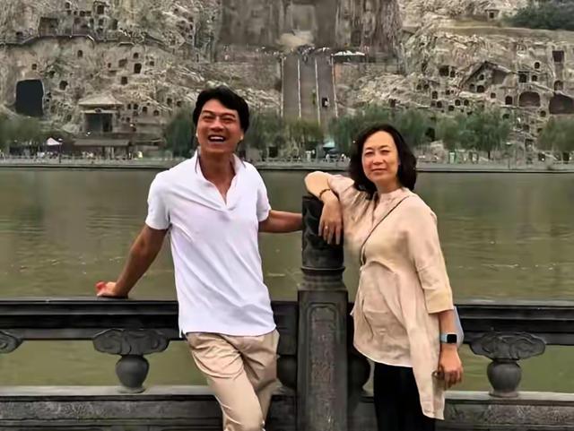 61岁江嘉良似30岁小伙，同框62岁妻子像母子！恩爱多年甜蜜依旧