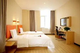 非夫妻关系的男女，同住宾馆一个房间，甚至发生关系违法吗？图片