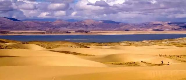 沙漠与湖泊相拥！西藏这片五彩沙丘美到犯规