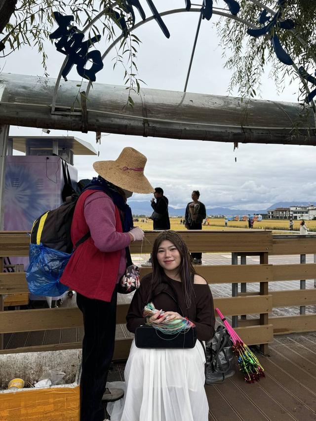 【外眼看云南】柬埔寨顶流姜思倪携家人圆梦云南：喜洲麦田小火车童趣飞扬