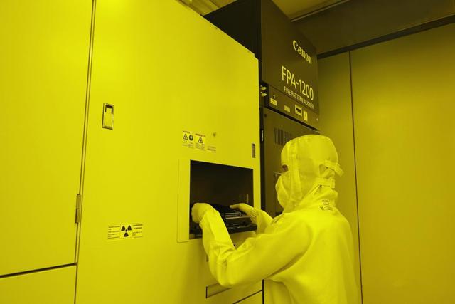 我国首台纳米压印光刻机交付：对标荷兰巨头ASML，直击西方的要害