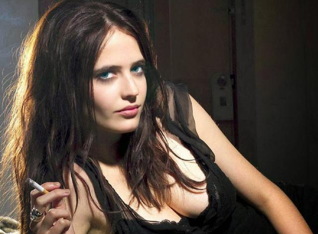 大尺度影片出道即巅峰！伊娃・格林靠这十部作品，藏着太多敢与狠！