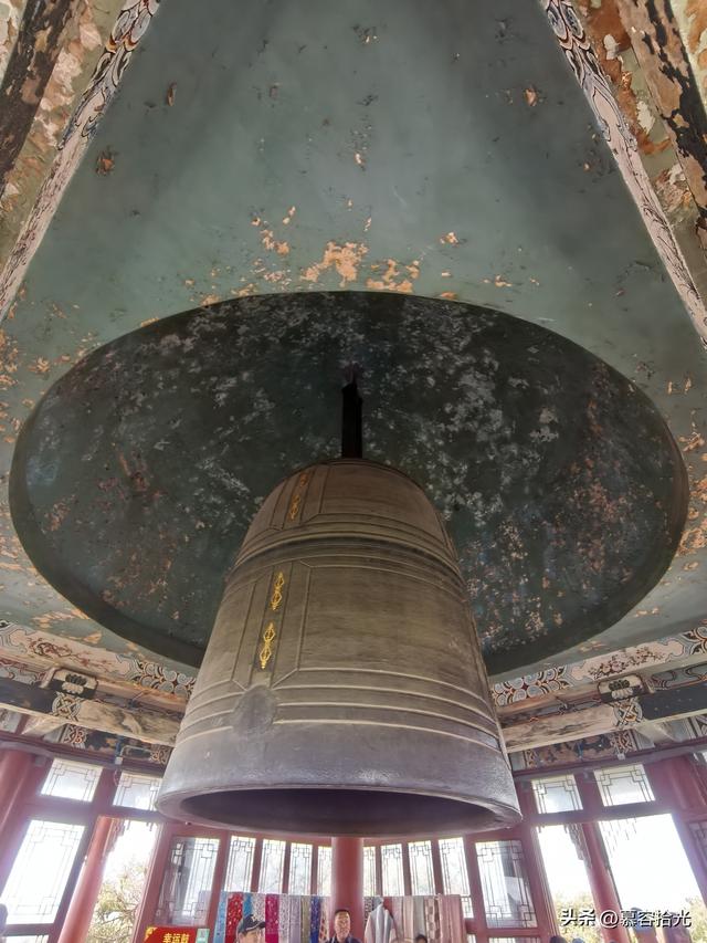 当铜殿被一只松鼠赋予轻盈