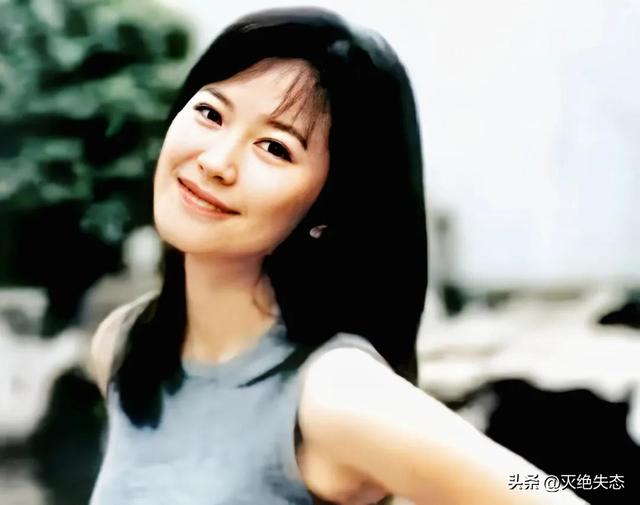 至今未婚未育，身边却有男人陪了近 20 年！54岁的她才是人间清醒