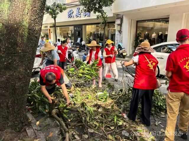 江城：国旗飘扬历史文化街区 老街焕新庆华诞