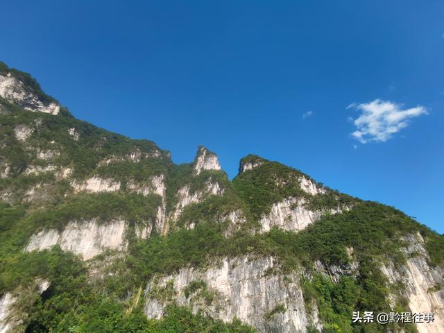 旧时古道，如今人迹罕至；峡谷中间，有一个美丽野瀑布