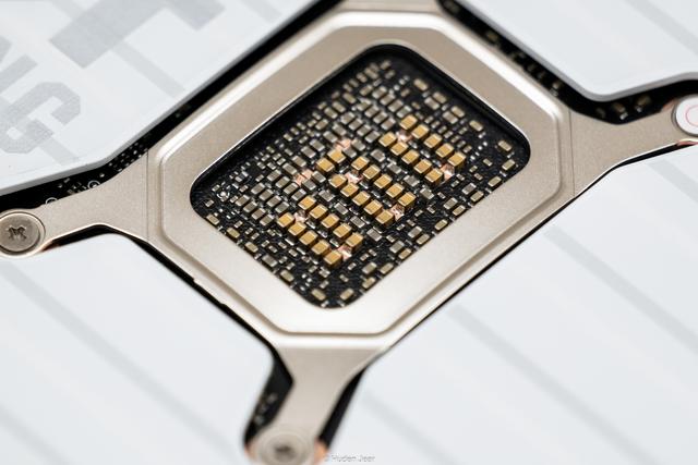 极地坚冰！华硕TUF RTX 5070Ti O16G白色游戏实测