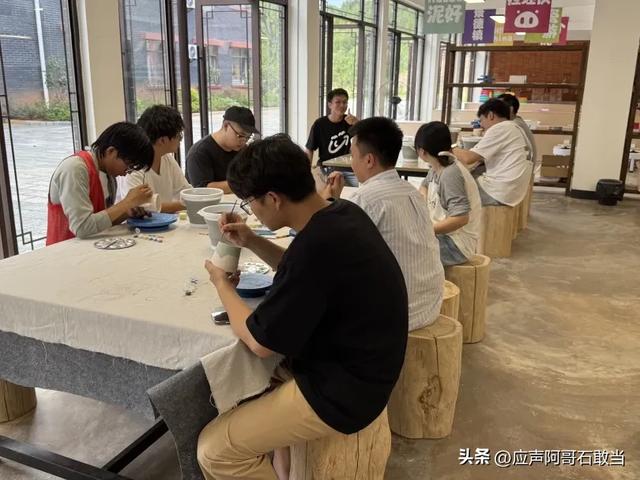景德镇:荷润初心 瓷绘昌江