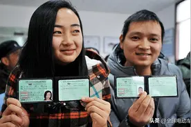有驾照的都笑了！7月1日起行驶证电子化，摩托车登记“一证通办”图片