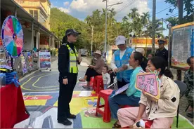 实践“情景模拟+互动体验” 琼中交警把交通安全送进村里图片