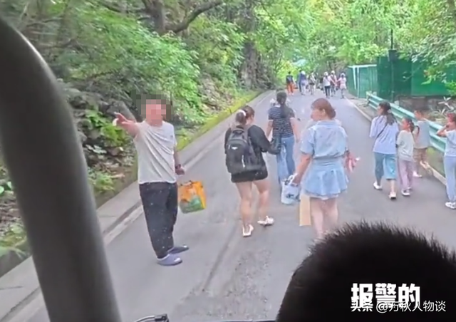 狂妄！黄果树瀑布景区一群人肉身堵车，态度十分嚣张，致交通瘫痪