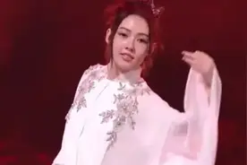 《浪姐5》直播：郭碧婷跳舞划水赢了刘忻，现场大喊做票一片混乱图片