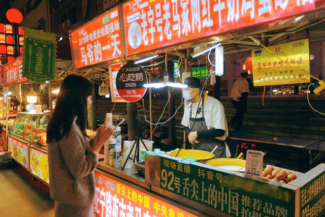 兰州正宁路小吃夜市，一条街，百种味，感受舌尖上的西北风情