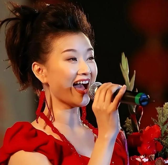 58岁宋祖英近照：穿白色棉麻套装，剪齐肩短发，私人聚会全场焦点