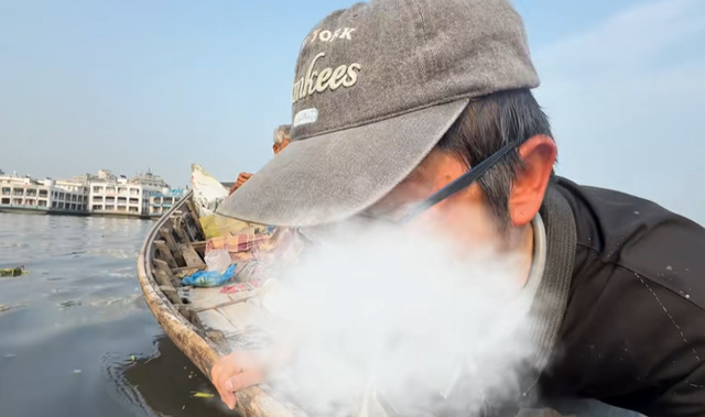 恒河水不能随便喝！中国小伙挑战后，当场呕吐不止，吐槽嘴像粪坑