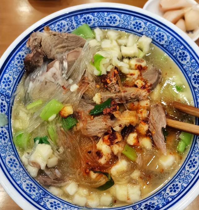 56年毛主席在北京吃羊肉泡馍，环顾四周后突然问高智：你工资多少