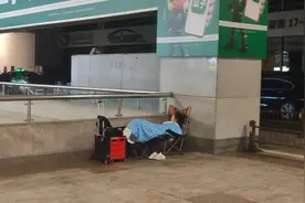 杭州城站每天深夜有旅客在大厅里等第一班地铁，但没有坐的地方？直通车记者凌晨实地体验图片